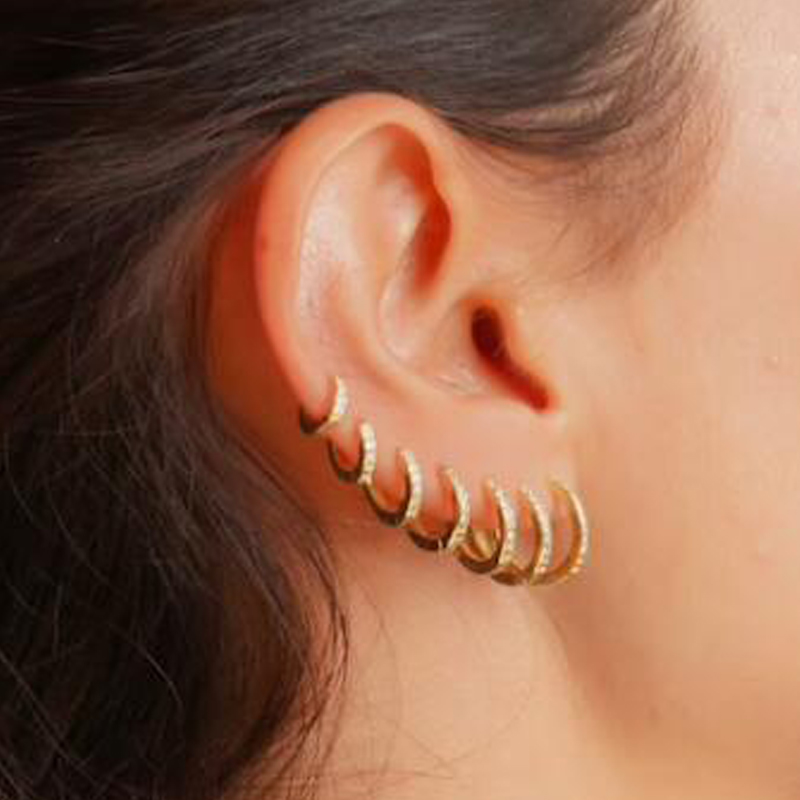 Rainbow CZ Huggies Hoop Earrin - Helix Cartilage Ring recension och pris