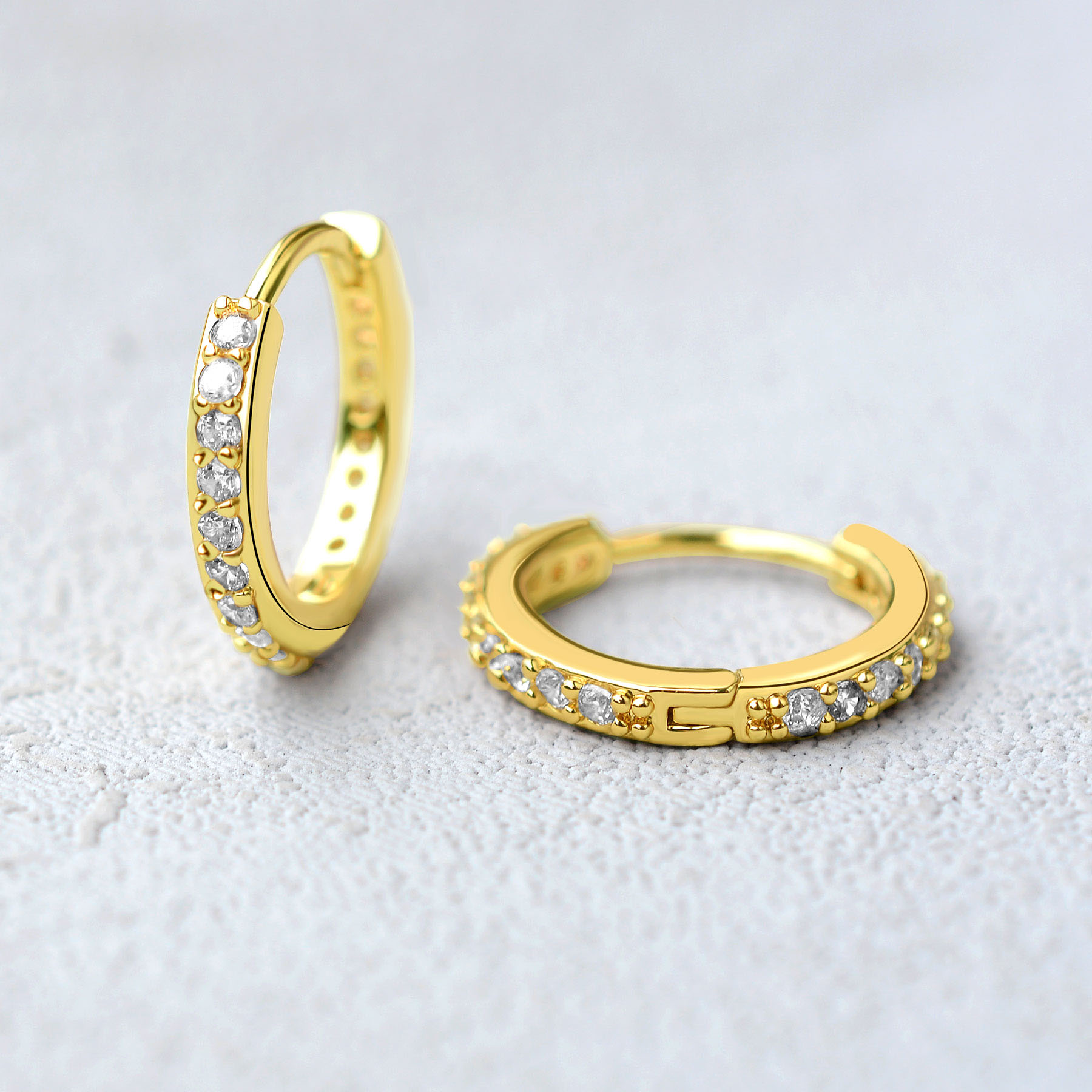 Rainbow CZ Huggies Hoop Earrin - Helix Cartilage Ring recension och pris